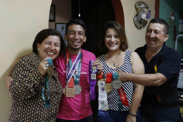 David Orellana, no escucha ni habla, pero es un verdadero campeón