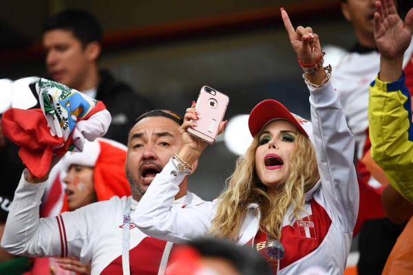 Francia y Perú engalanan Rusia 2018 con sus bellas aficionadas
