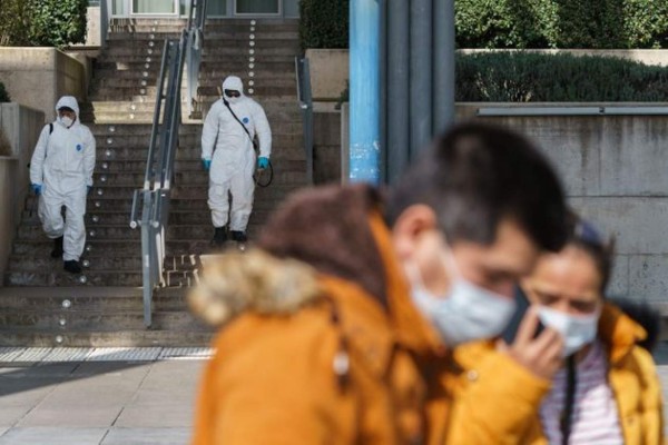 Convierten centro comercial de Madrid en morgue; colapsan las funerarias por covid-19