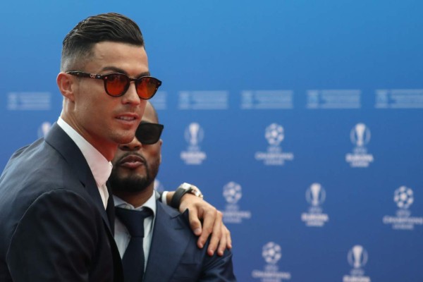 Fotos: Un elegante Messi, estilo rockero de Van Djik y la selfie de Cristiano en el sorteo de la Champions