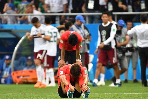 NO SE VIO EN TV: La impactante foto de presidente de Corea con capitán de su selección