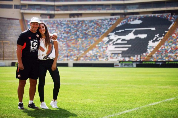 Iara, la bella hija de Pedro Troglio, el técnico del Olimpia