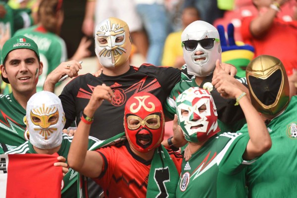 Aficionados mexicanos ponen color y fiesta en las gradas.