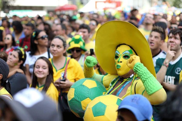 Aficionados disfrutan el Mundial a ritmo de samba.