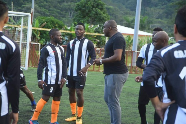 ¡Lindo ambiente! Ex jugadores y legionarios hondureños juegan partido benéfico en La Ceiba