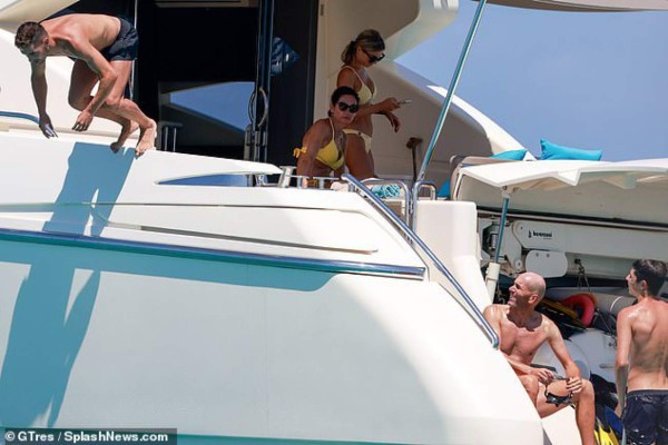 Zidane, 'cazado' disfrutando de sus vacaciones en familia y con su hermosa nuera, la ex de Asensio