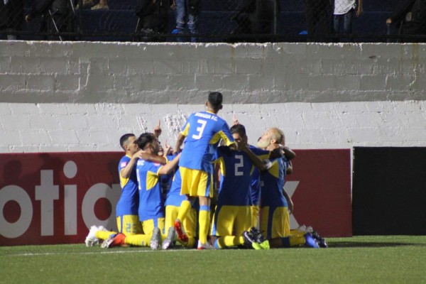 NO VISTE EN TV: Fiesta Azul en las gradas, bronca y celebraciones en Nicaragua