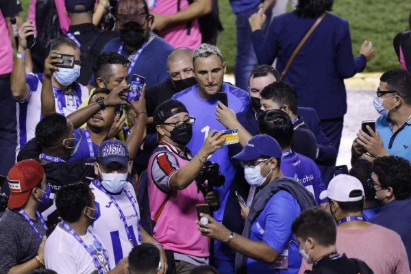 Un ejemplo para todos los futbolistas: Keylor Navas se fotografió con hondureños, siempre amable y con una sonrisa