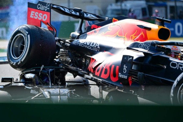 Impactante accidente: La llanta del auto de Verstappen pasó sobre la cabeza de Lewis Hamilton