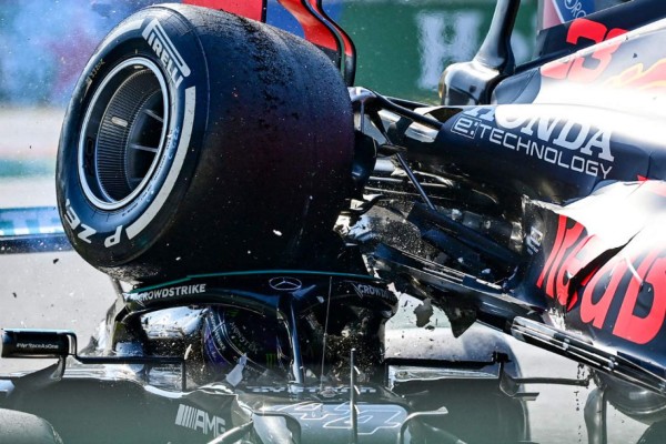 Impactante accidente: La llanta del auto de Verstappen pasó sobre la cabeza de Lewis Hamilton