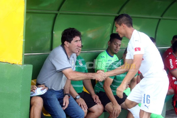 NO VISTE EN TV: Saludo a Vargas, aficionada queda en brasier y niño irrumpe el clásico