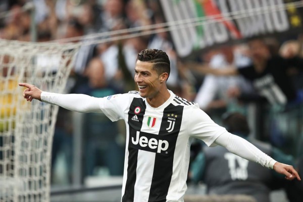 La manta, el nuevo gesto y la alegría de Cristiano tras coronarse con la Juventus en Italia &nbsp;&nbsp;