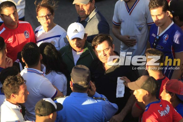 Fotos: El desorden que se dio en las afueras del estadio Nacional por el cierre de los portones