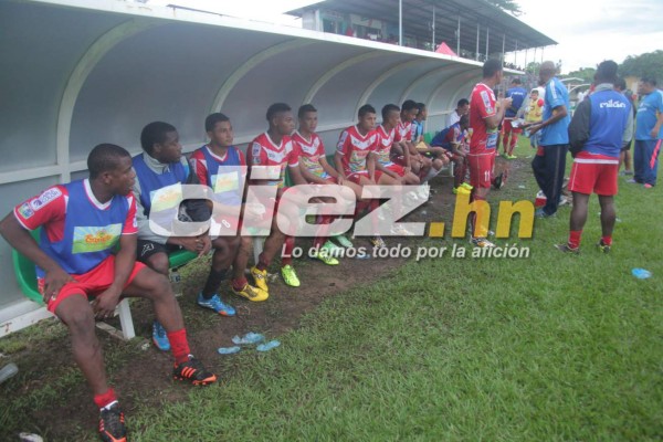 Polémica por nalgadas de Junior Morales a Henry Martínez