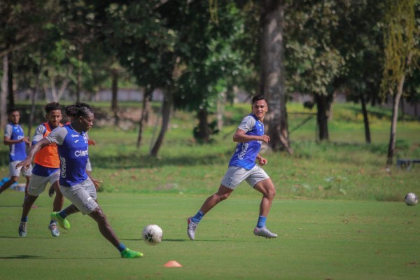 Un baño de refrescante de Darixon Vuelto, piscina y todo lo demás: las fotos más curiosas de la preparación Sub-23 de Honduras