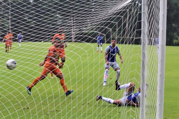¡Una mesa de billar! Es considerada como una de las mejores canchas de grama natural en San Pedro Sula