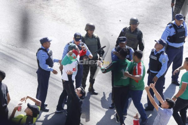 Barra de Marathón y olimpistas vestidos de civiles se agarran a pedradas afuera del Yankel