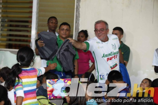 FOTOS: Jugadores del Platense regalan a niños mochilas con útiles escolares