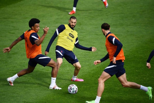 Mbappé se parte de la risa y las imágenes del brutal tridente que ponen a temblar a la Euro