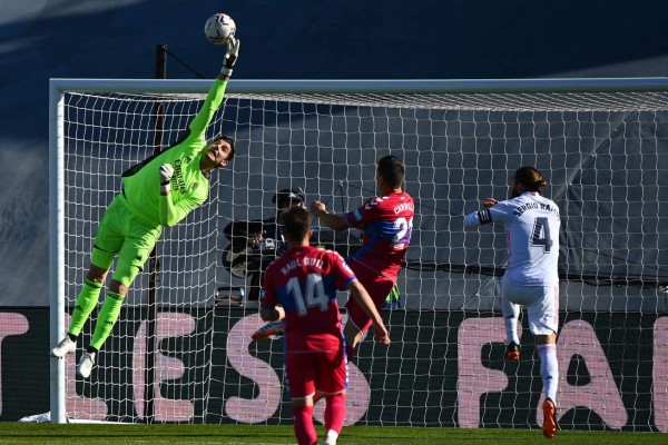 Sufrida victoria del Real Madrid ante el Elche, Benzema marcó doblete y se aferran a la liga española