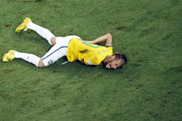 La trágica lesión de Neymar en imágenes.