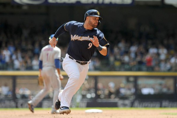 Los exorbitantes salarios de los compañeros de Mauricio Dubón en los Cerveceros de Milwaukee