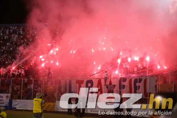 NO VISTE EN TV: El festejo del Olimpia y la bengala en el césped&nbsp;&nbsp;