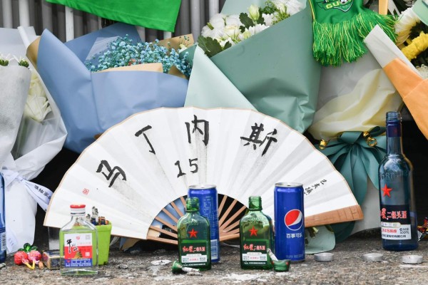 Beijing Guoan llora al 'Pery' Martínez y le honra con bonito altar en las afueras de su estadio
