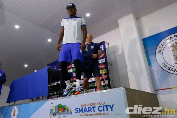 Aguacero: La lluvia suspendió el entrenamiendo de Honduras y cubrieron el césped con una lona