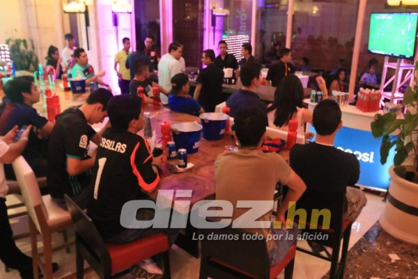 EN FOTOS: Así vivió Ronaldinho el clásico Barcelona-Real Madrid en Honduras