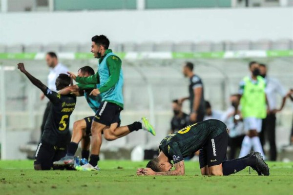 El festejo del Tondela tras salvar la categoría en Portugal: Jonathan Rubio hasta se quitó la mascarilla