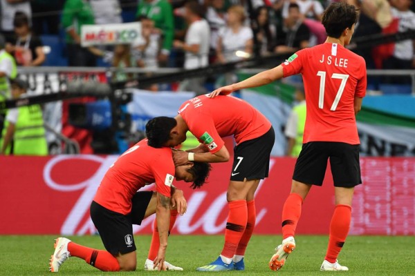NO SE VIO EN TV: La impactante foto de presidente de Corea con capitán de su selección