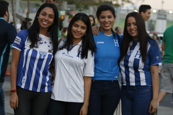 Bellas 'garotas' engalanan el Mineirao para juego Honduras-Corea