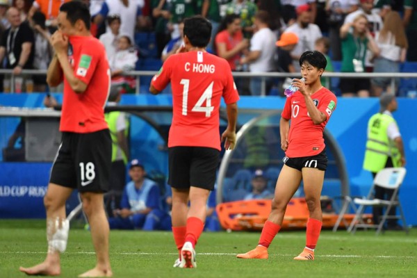 NO SE VIO EN TV: La impactante foto de presidente de Corea con capitán de su selección