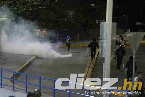 EN FOTOS: Noche de terror en las afueras del Nacional tras derbi Motagua-Olimpia
