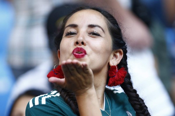 MUÑECOTAS: Aficionadas de Brasil y México enamoran en el Samara Arena