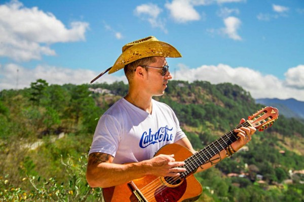 ¿De qué equipos son aficionados los personajes populares de Honduras?