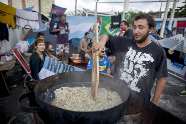 Alemanes y argentinos ya viven su fiesta previo a la final del Mundial.