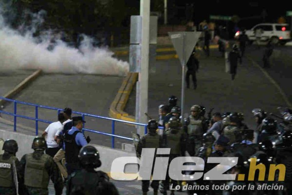 EN FOTOS: Noche de terror en las afueras del Nacional tras derbi Motagua-Olimpia