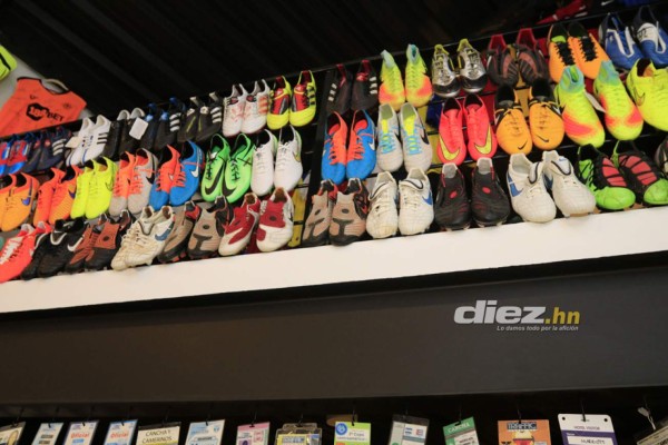 Desde John Terry a Gareth Bale: La lujosa colección de camisas de Maynor Figueroa