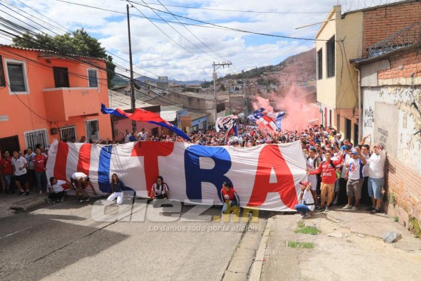 La majestuosa llegada de la Ultra Fiel al Estadio Nacional previo al Motagua-Olimpia