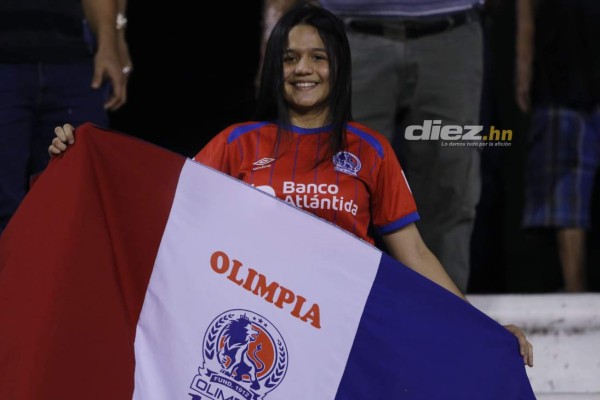 Las chicas, el gato negro y el ambientazo para alentar al Olimpia ante Seattle Sounders