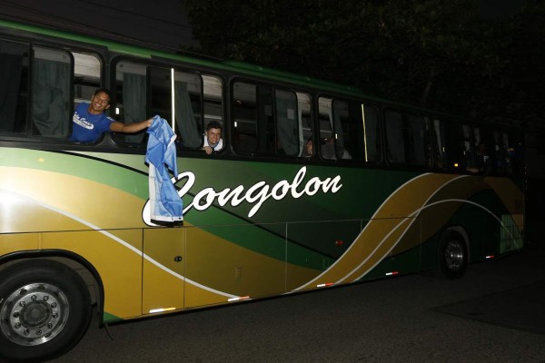 Aficionados hondureños madrugaron para viajar a El Salvador