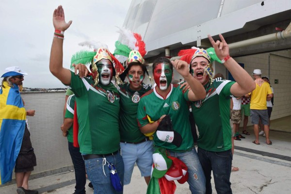 Aficionados mexicanos ponen color y fiesta en las gradas.