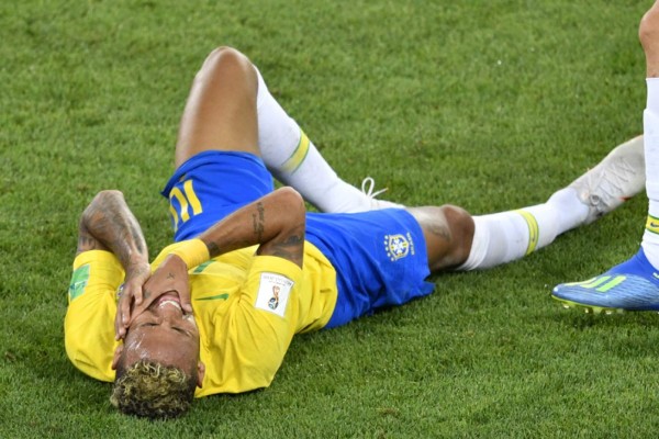 CURIOSO: El show de Neymar, jugador queda 'desnudo' y ¡pelea en las gradas!