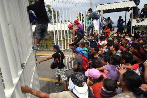 EN FOTOS: Así rompieron barrera de seguridad la caravana de migrantes en México
