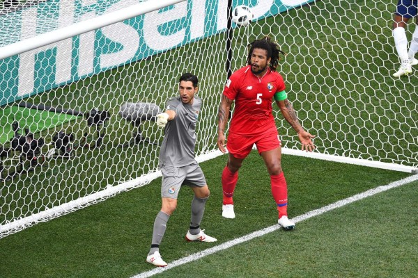 NO SE VIO POR TV: Panameños regalan sus camisas y Maguire exhibe a su preciosa novia