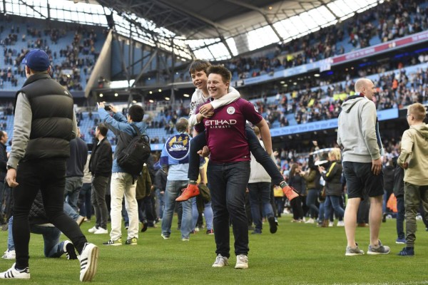 ¡Al borde de la locura! Éxtasis en Manchester tras conquistar la Premier League