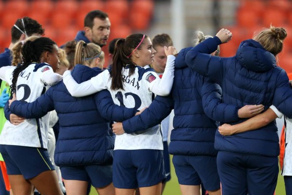 Deslumbró en la cancha y foto con su hija: Así fue el debut de Alex Morgan con el Tottenham