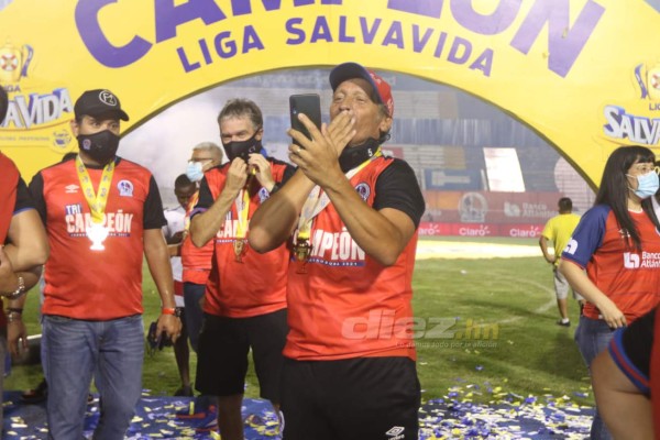 Hijo de Pedro Troglio se descontrola tras el tricampeonato de Olimpia: ''Lo trajeron para ganar la 31 y ya va por la 33''